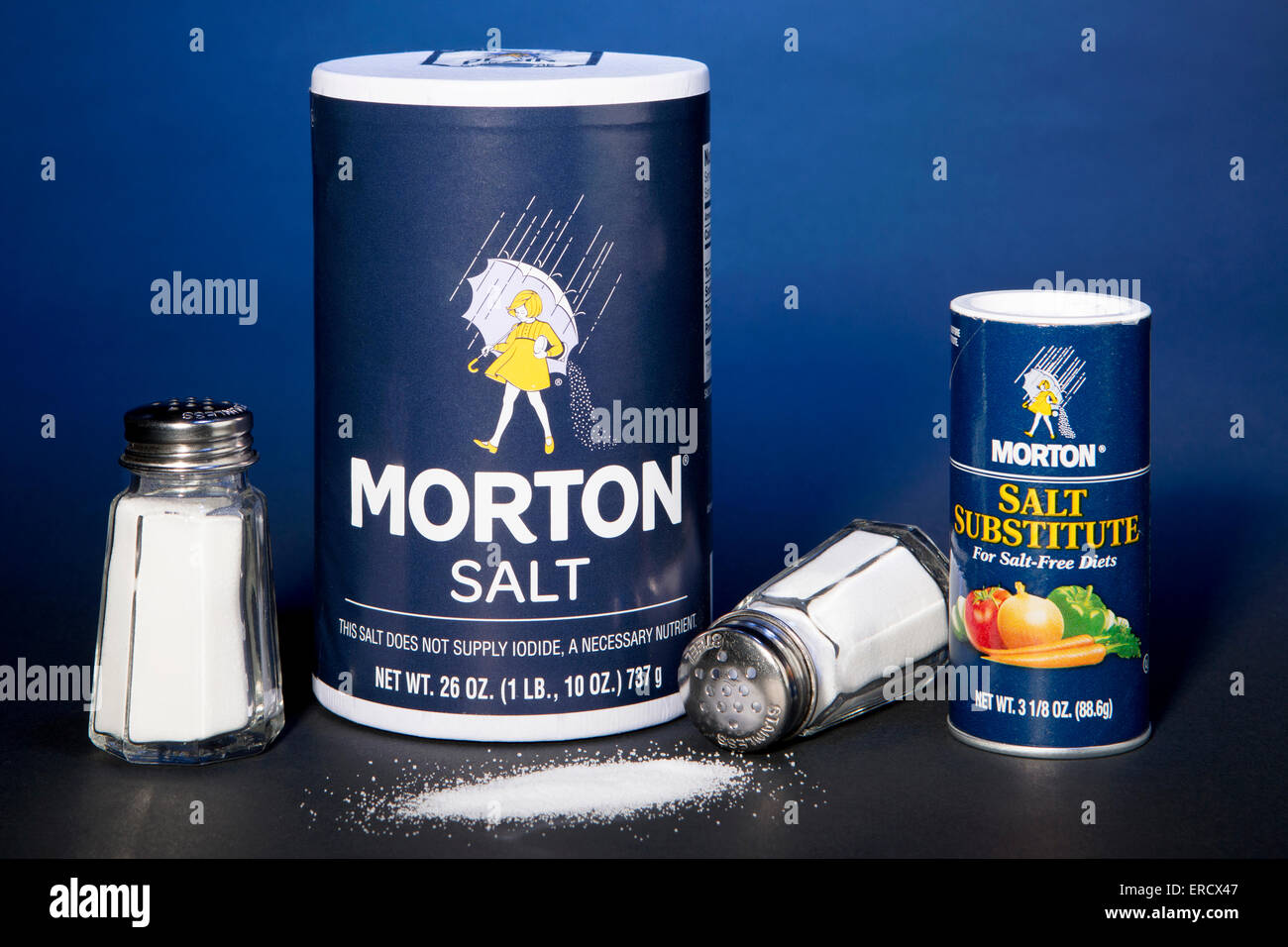 Morton Salt contenedor junto a un contenedor de Morton Salt sustituto (hecha con cloruro de potasio) Foto de stock