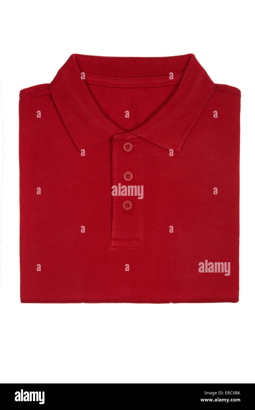 Camisa polo color rojo bien plegada aislado sobre fondo blanco. Foto de stock