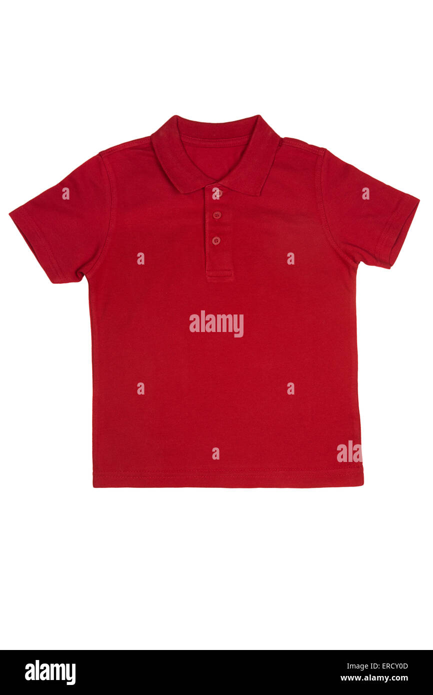 Camisa polo color rojo aislado sobre fondo blanco. Foto de stock