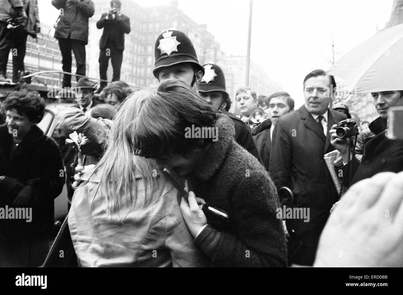Boda Civil de Paul McCartney y Linda Eastman, la Oficina de Registro Marylebone, Londres, 12 de marzo de 1969. Foto de stock
