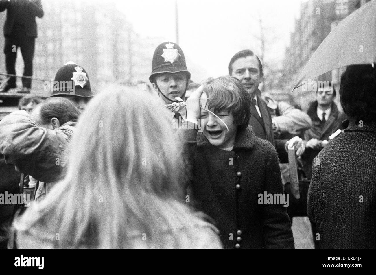 Boda Civil de Paul McCartney y Linda Eastman, la Oficina de Registro Marylebone, Londres, 12 de marzo de 1969. Foto de stock