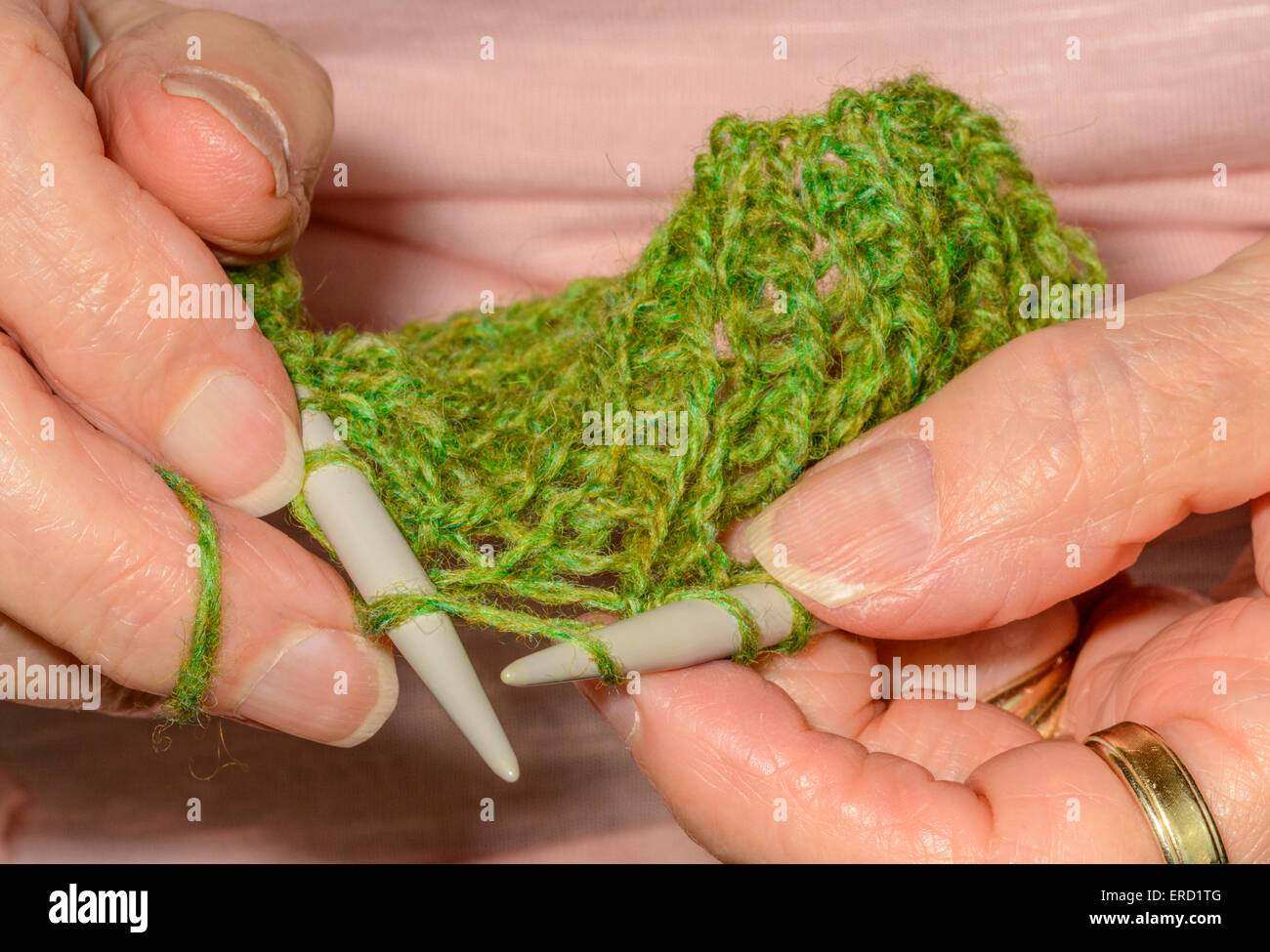 Mujer tejiendo con agujas de tejer, acercamiento. Foto de stock
