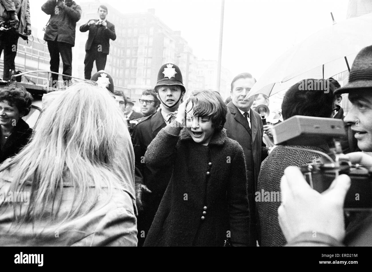 Paul McCartney casados Linda Eastman en la oficina de registro Marylebone, Londres, Miércoles, 12 de marzo de 1969. Foto de stock