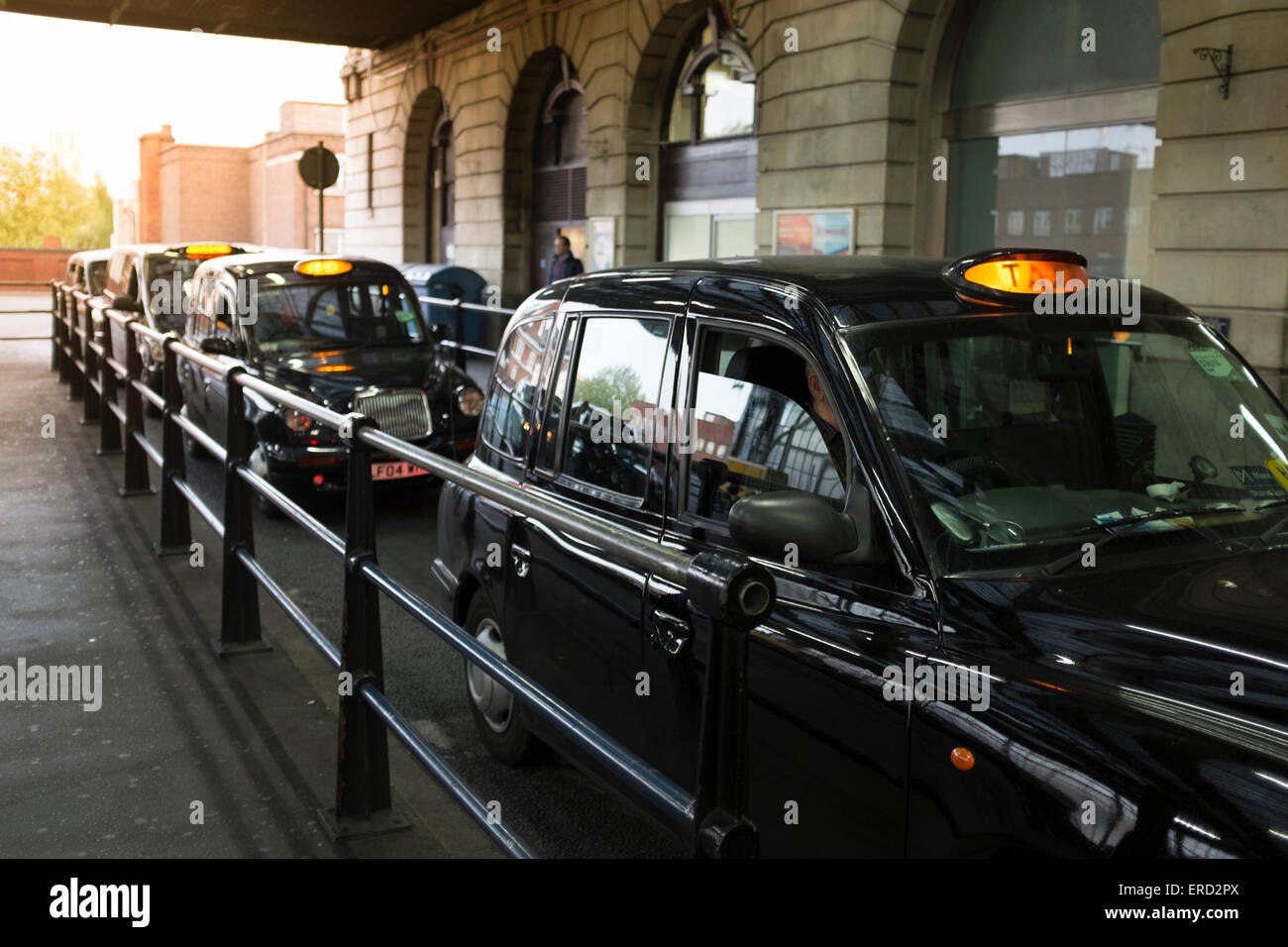 Black Cabs de Londres esperando en la línea, la estación de Waterloo, London, UK Foto de stock