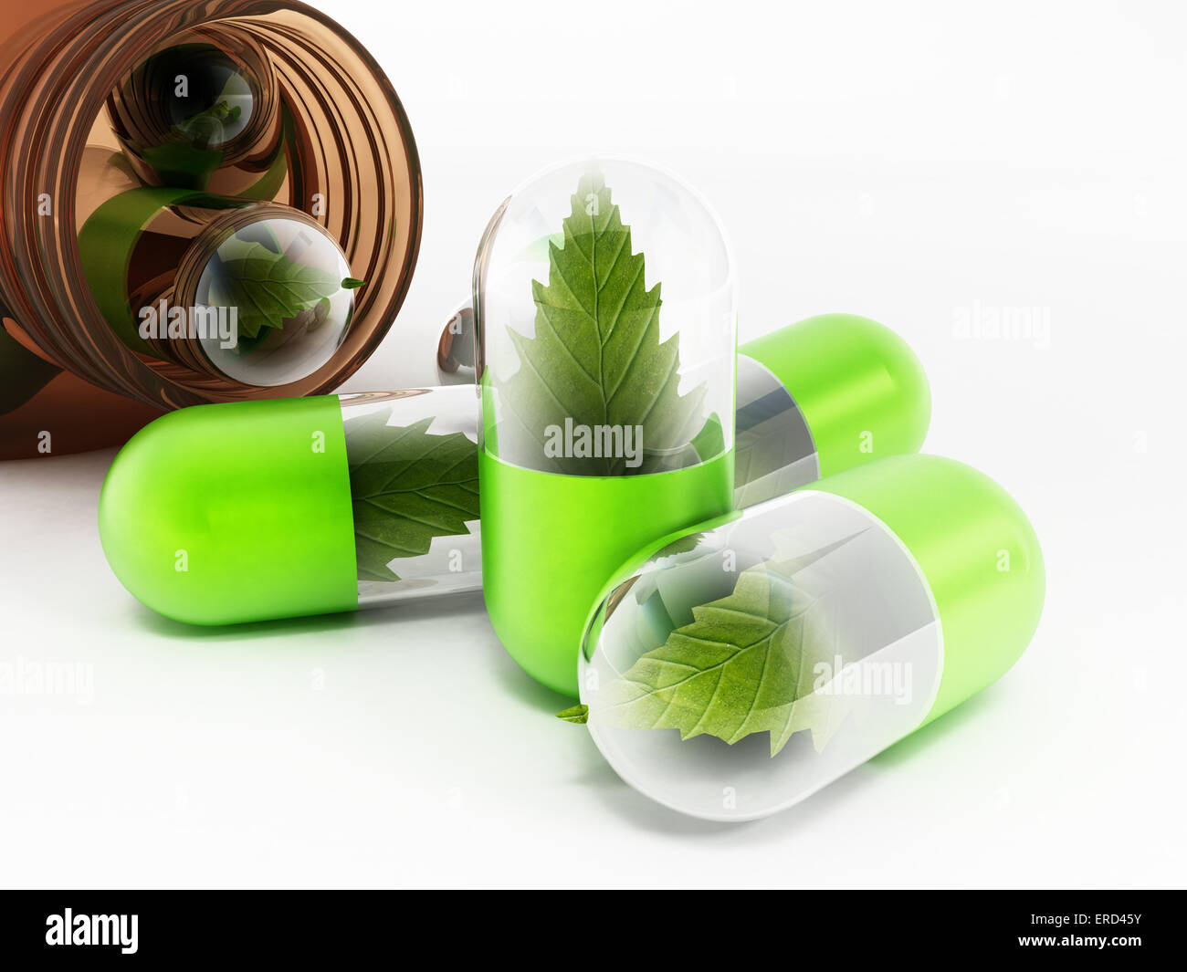 Concepto de medicina herbaria con hojas dentro de píldoras. Foto de stock