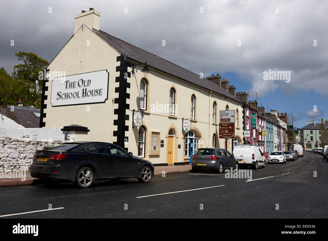 La antigua casa escuela oficina de información turística mill street Cushendall Condado de Antrim Reino Unido Irlanda del Norte Foto de stock