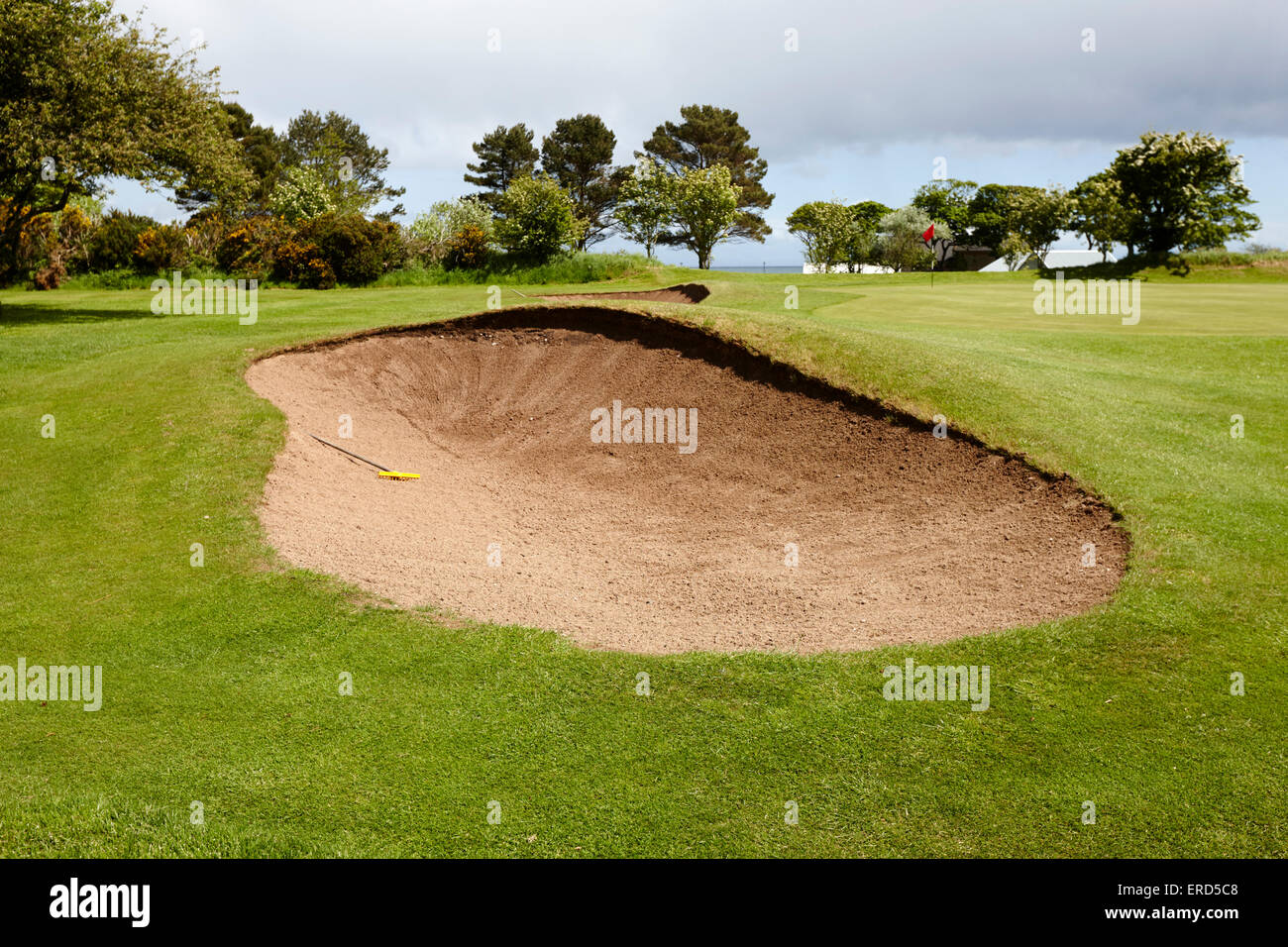 Bunker de arena con una vista del pasador en Cushendall golf club el Condado de Antrim Reino Unido Irlanda del Norte Foto de stock