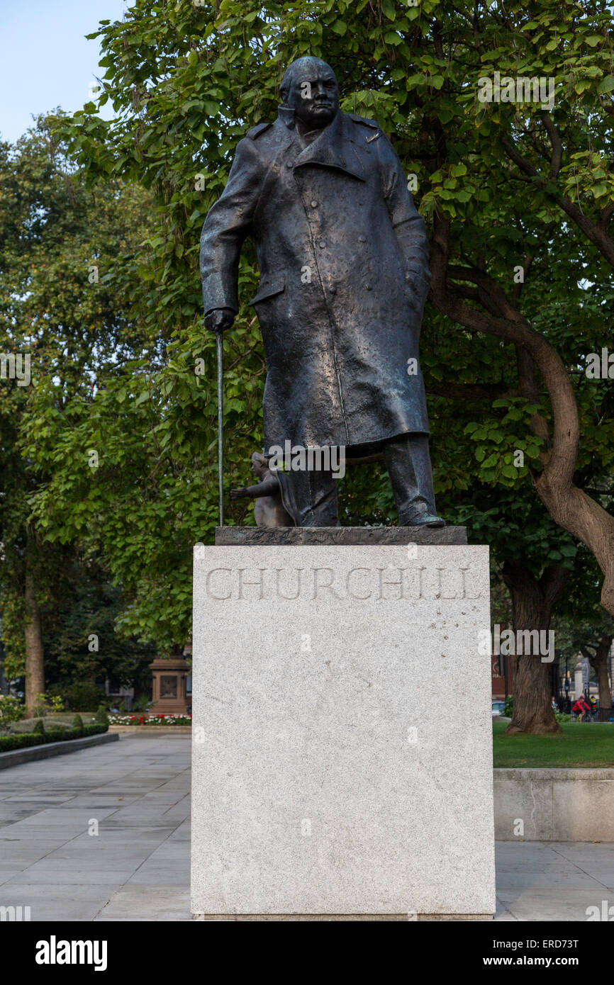 Reino Unido, Inglaterra, Londres. Estatua de Winston Churchill, la Plaza del Parlamento. Foto de stock