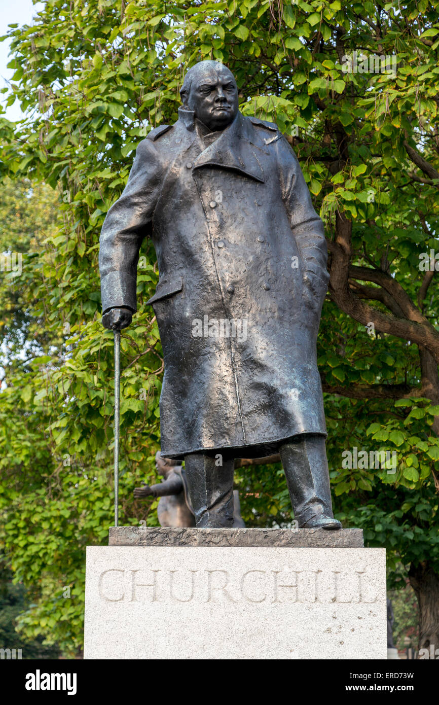 Reino Unido, Inglaterra, Londres. Estatua de Winston Churchill, la Plaza del Parlamento. Foto de stock