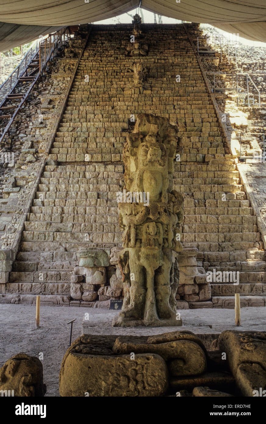 Las ruinas de Copán, Honduras. Stella M delante de la Escalinata Jeroglífica, Regla Humo Concha. Foto de stock