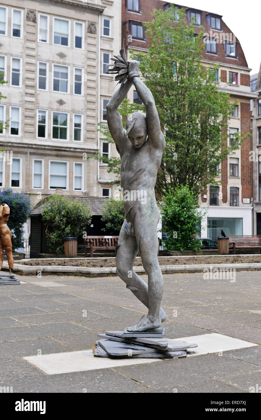 Escultura de hombre desnudo