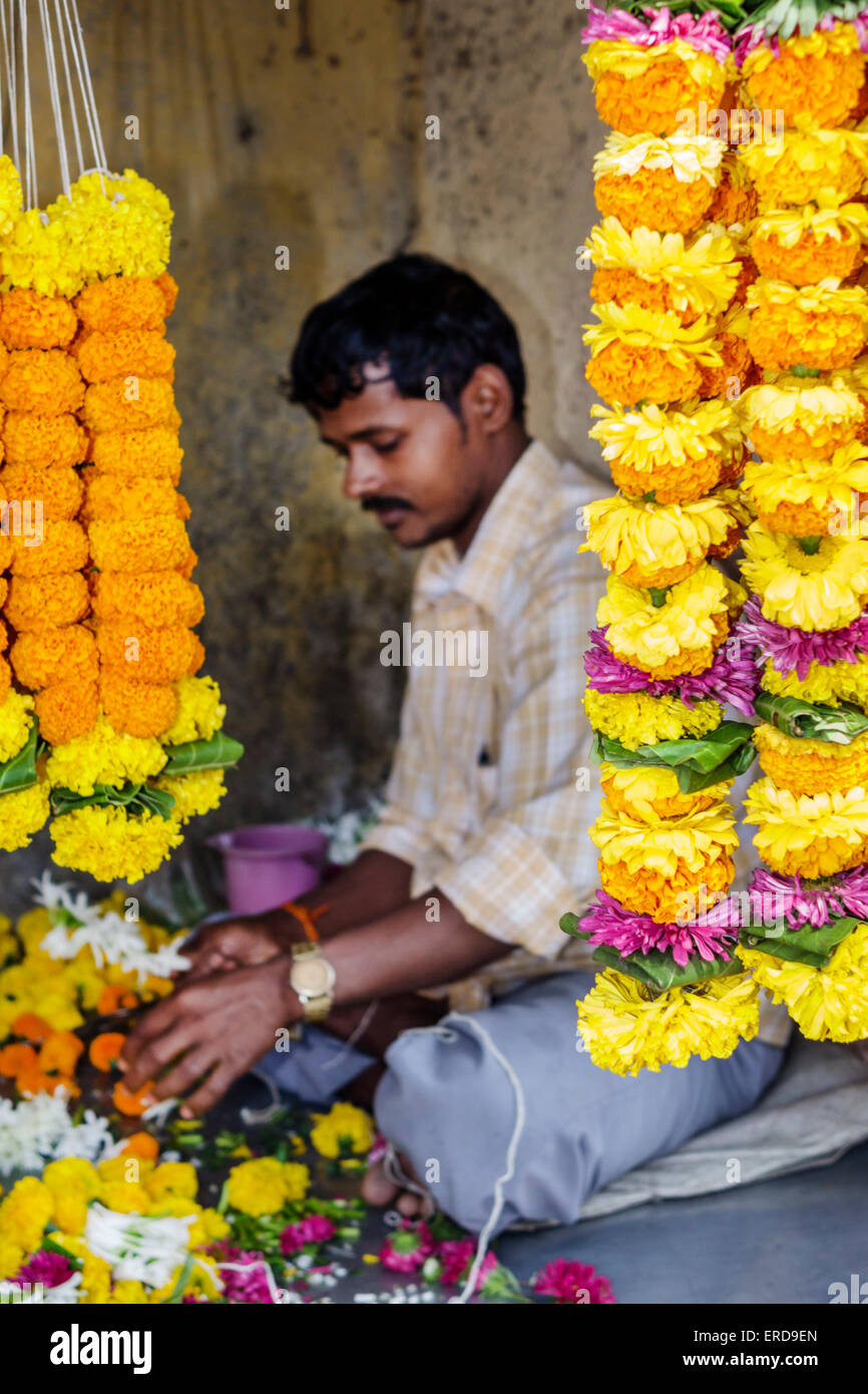 Mumbai India,Lower Parel,Dhuru Wadi,Sitaram Jadhav Marg,Road,Sunday Market,shopper shopping shopping shopping shopping shopping shops markets marketplace shopping selling,ret Foto de stock