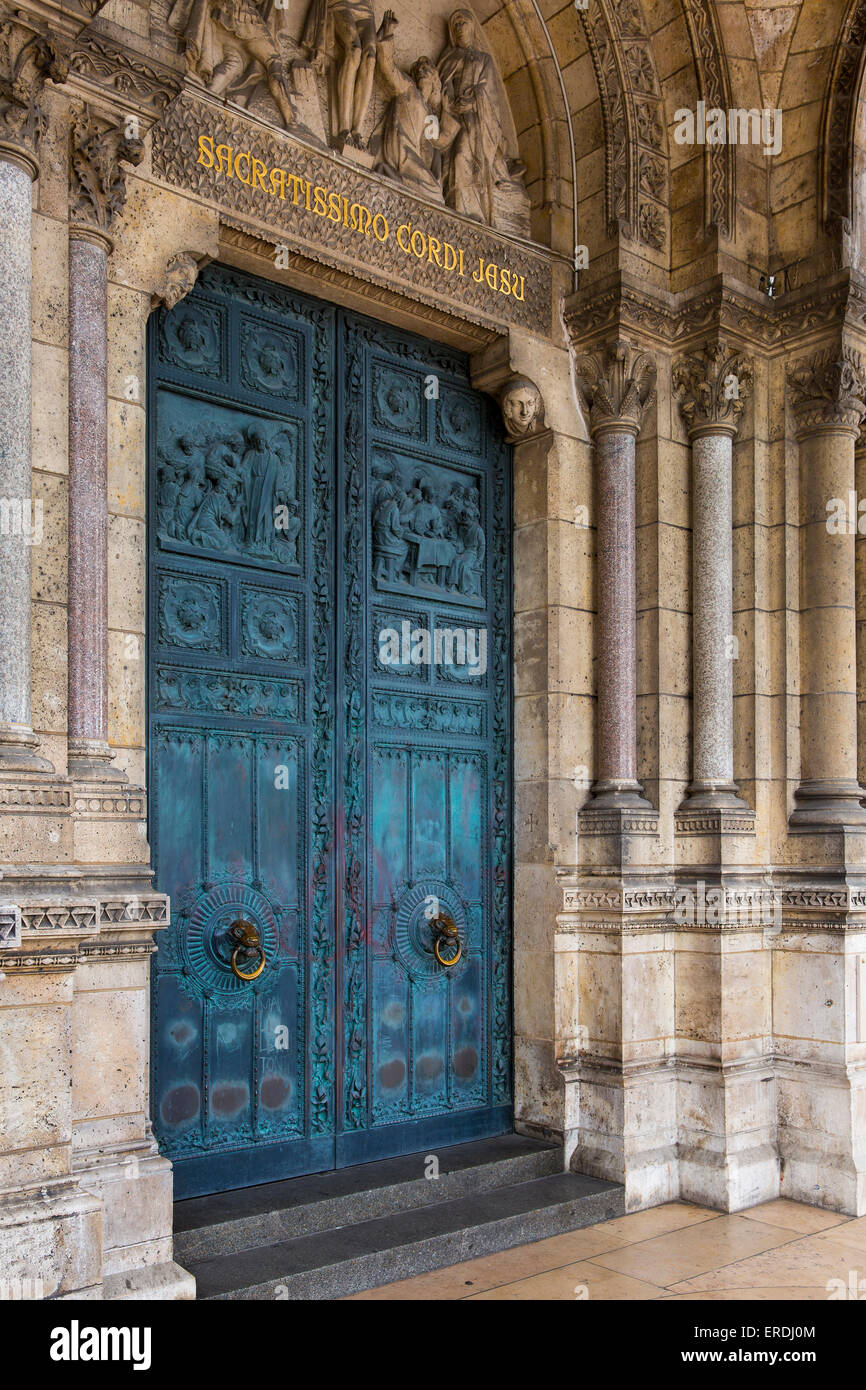 Las puertas de madera tallada en la entrada a la Basílica du Sacré Coeur y Montmartre, Paris, Francia Foto de stock