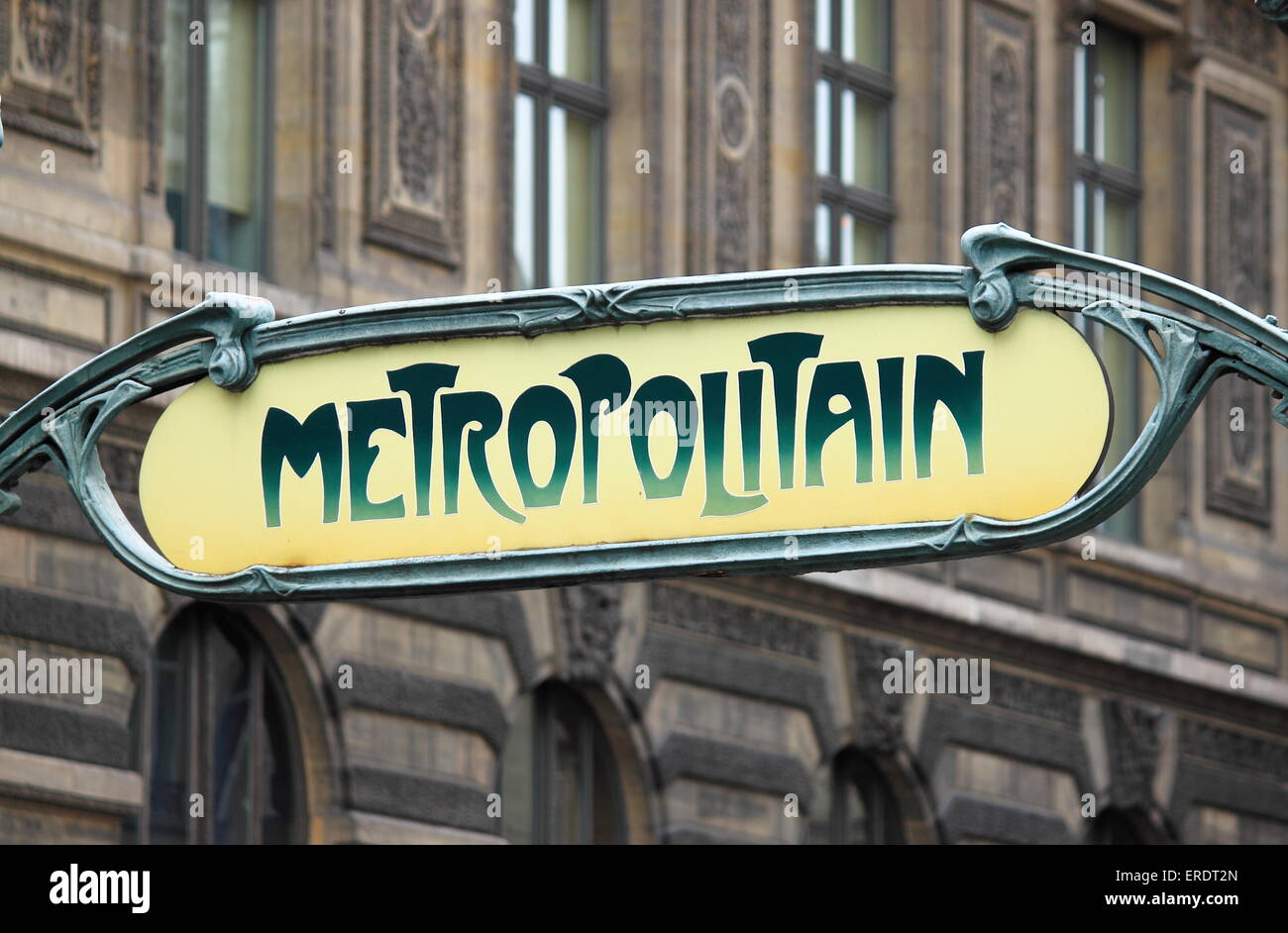 Famoso Art Nouveau Metropolitain firmar para el metro en París, Francia Foto de stock
