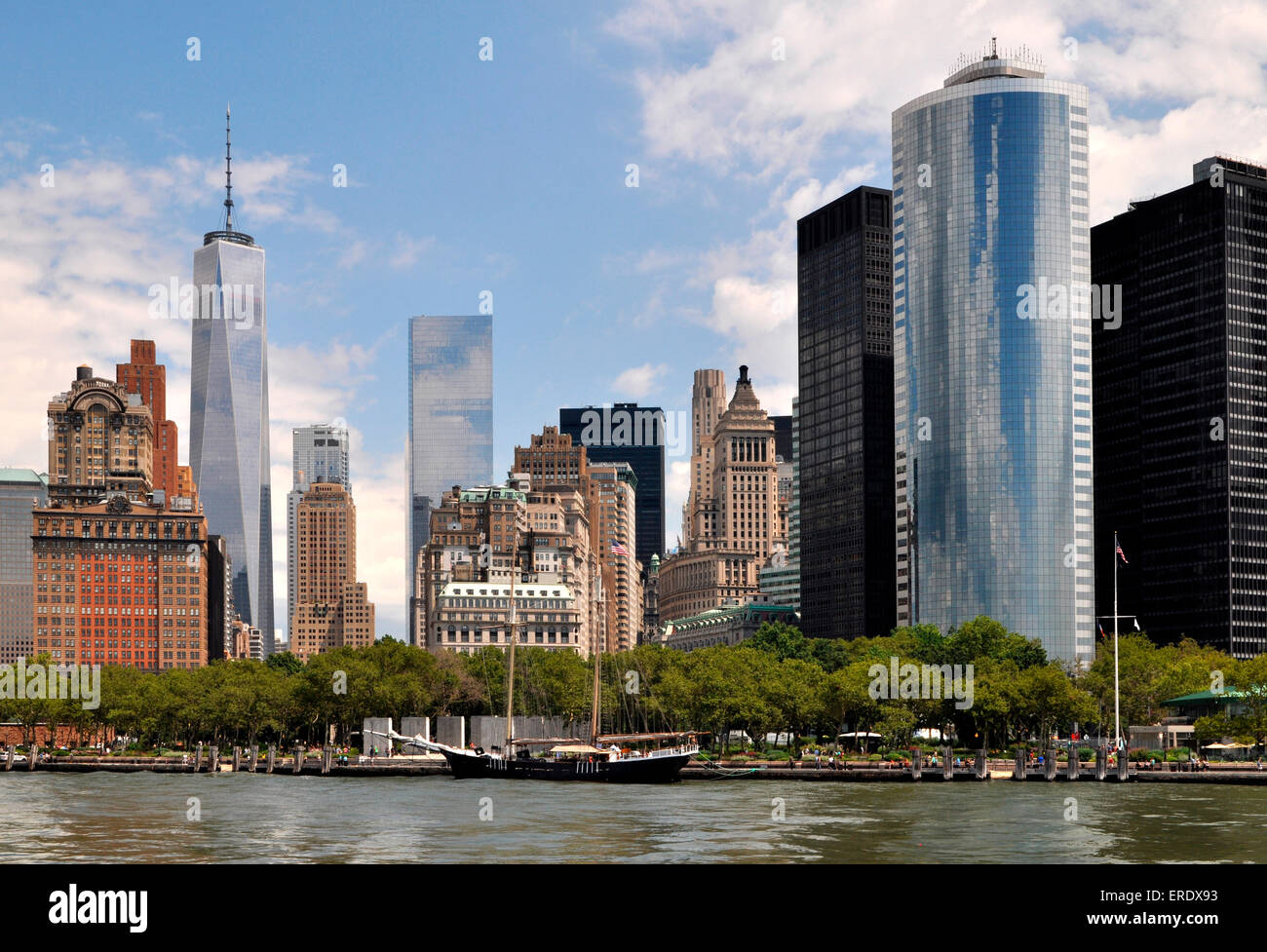Torre de la libertad, World Trade Center, y el 17 de la calle State, en el sur de Manhattan, Ciudad de Nueva York, Nueva York, EE.UU. Foto de stock
