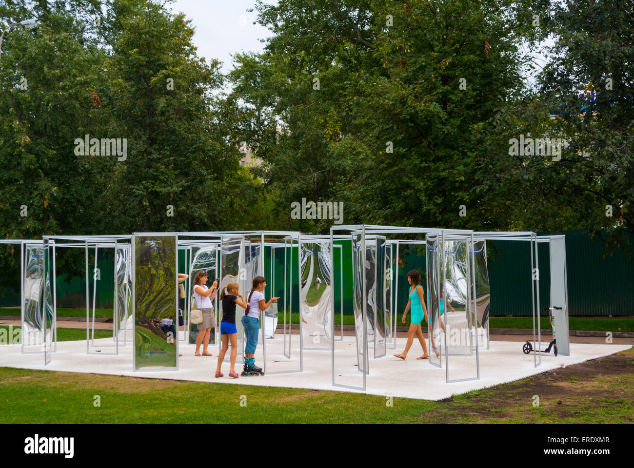 Laberinto de espejos, Gorky Park, Moscú, Rusia, Europa Fotografía de stock  - Alamy