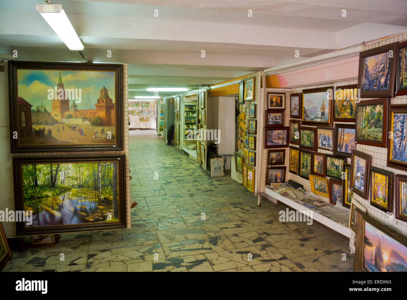 Pinturas y otras formas de arte vendido en un underpassage delante del parque Gorky, Moscú, Rusia, Europa Foto de stock