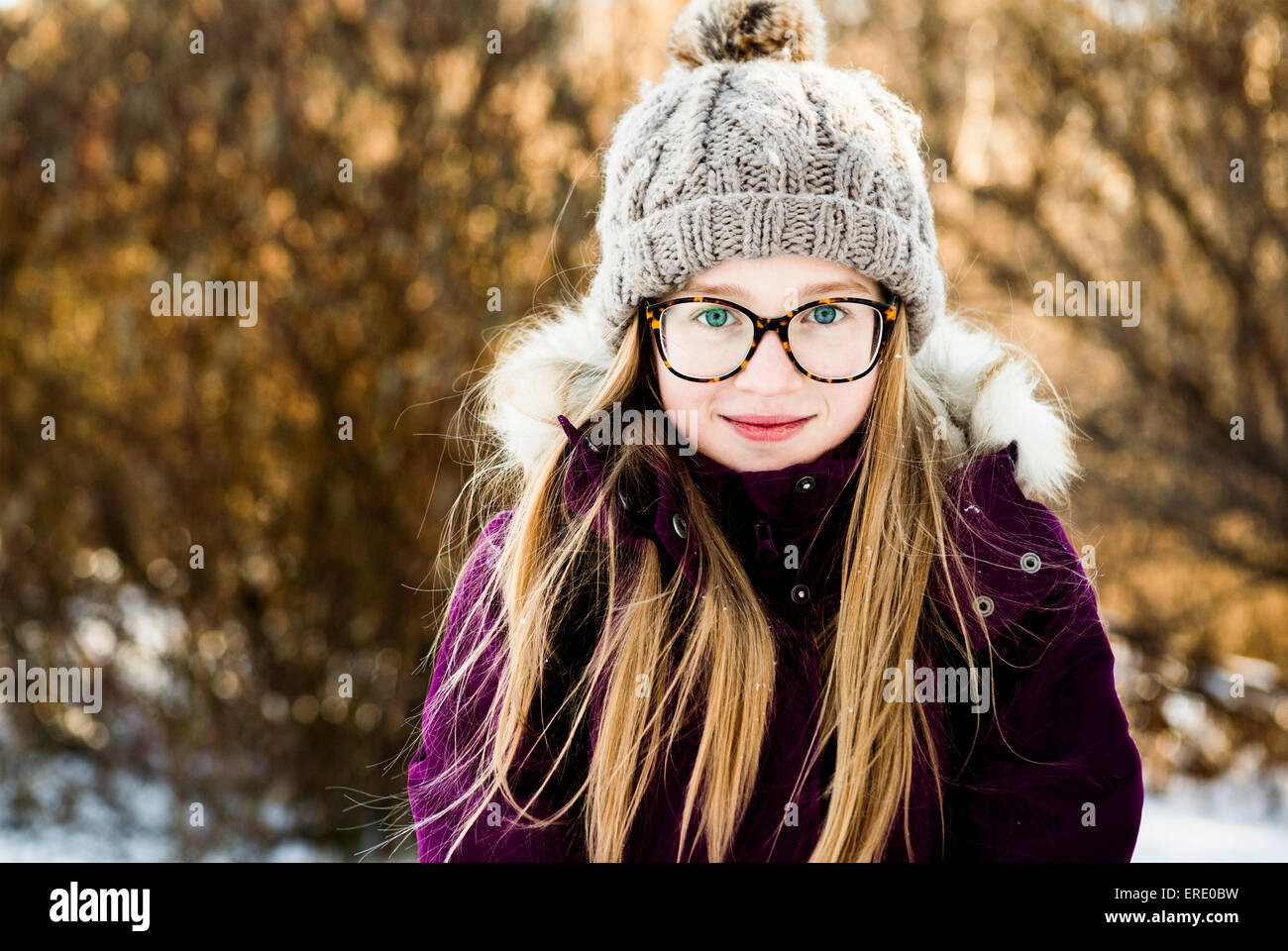 Caucasian chica sonriente al aire libre en invierno Foto de stock