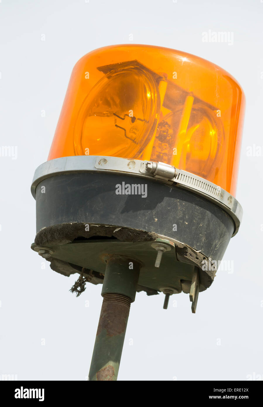 Detalle del sistema de iluminación del vehículo de emergencia, naranja baliza con espejos giratorios Foto de stock