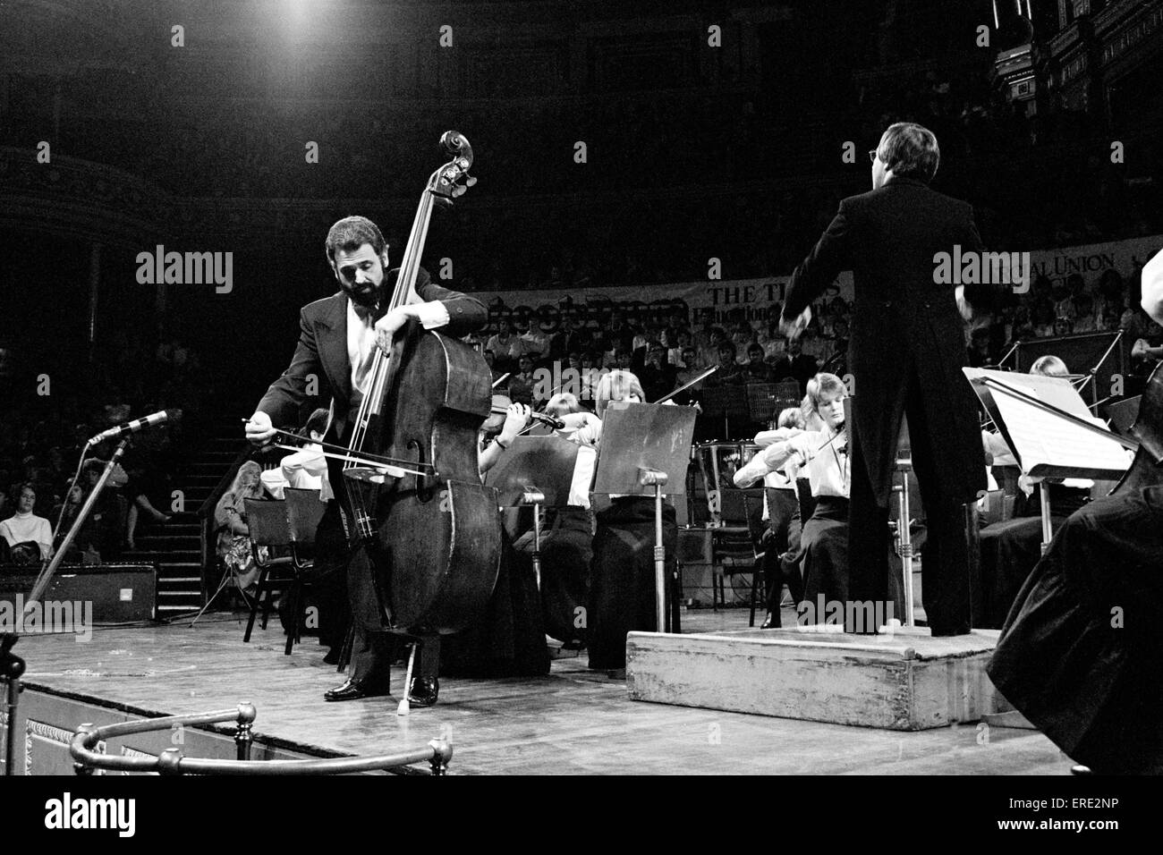 Virtuoso del contrabajo clásico americano Gary Karr (b. 1941) jugando en el Royal Albert Hall en 1983 Foto de stock