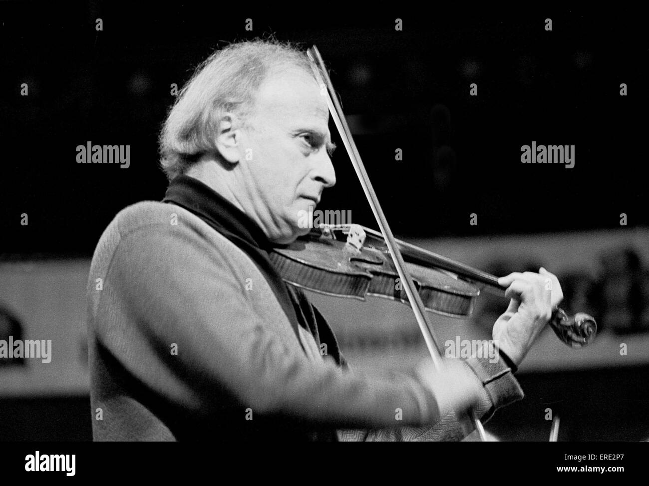 Americano nacido el violinista y director de orquesta Yehudi Menuhin (1916-1999) realiza en el Royal Albert Hall, Londres en 1977 Foto de stock