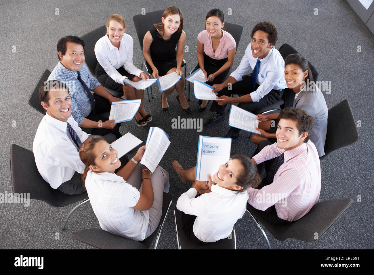 Vista aérea de empresarios sentados en círculo en el Seminario de Empresa Foto de stock