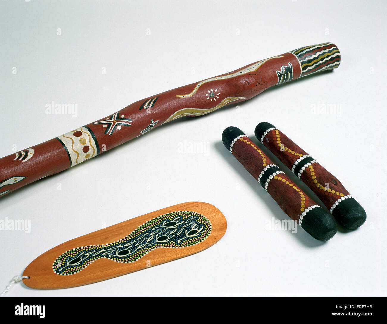 Instrumentos de los aborígenes australianos, Bull roarer, clapsticks o  claves, y didgeridoo Fotografía de stock - Alamy