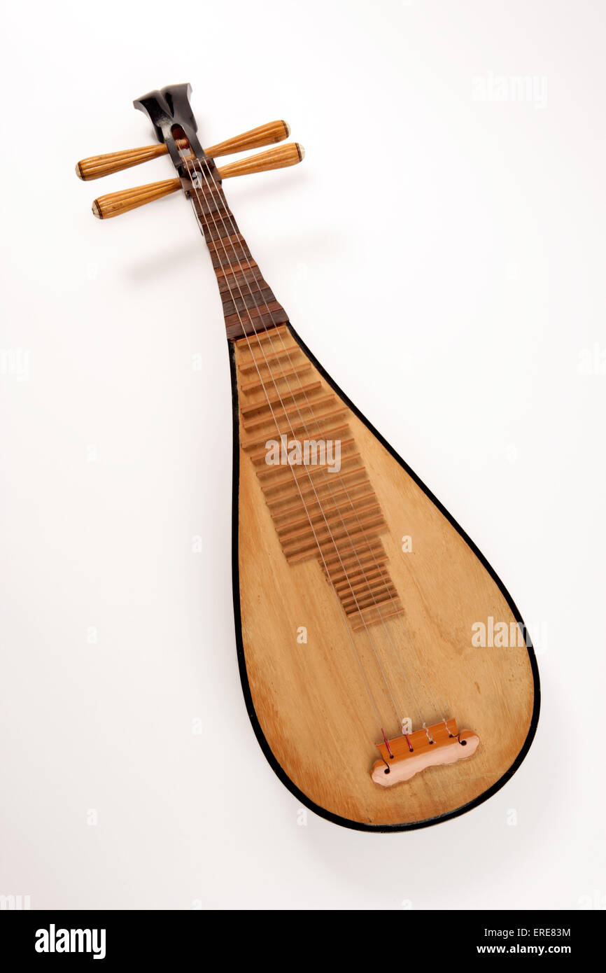 La pipa o laúd chino, instrumento de cuerda tradicional de China hecha con  un cuerpo piriforme superficial, madera soundboard y trastes Fotografía de  stock - Alamy