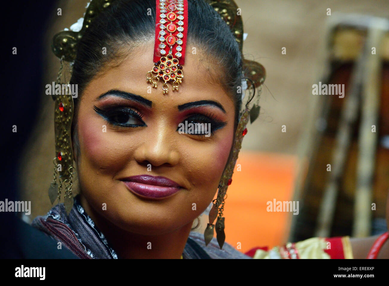 En Suraj Kund, Haryana, cerca de Delhi. Suraj Kund Feria de Artesanía 1 Feb 2015 sonriendo cerca de un primer bailarín de Sri Lanka Foto de stock