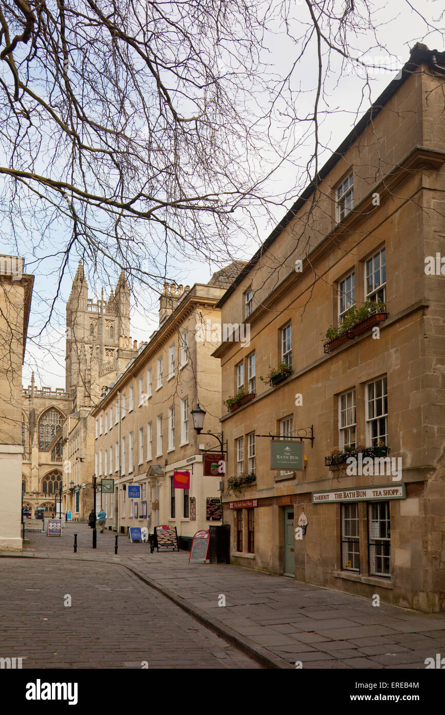 El baño Bun tea shop tienda y coloridos carteles en la Abadía de Bath, Verde, N.E.Somerset, Inglaterra, Reino Unido. Foto de stock