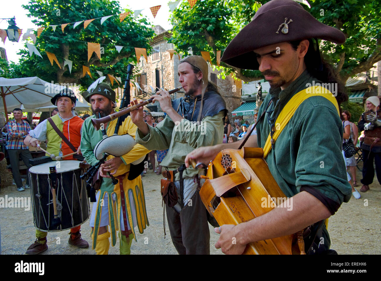 Los músicos en trajes medievales, jugando zanfoña, chirimía, gaitas gallegas  y tabor en el pueblo medieval de Aiguèze en Fotografía de stock - Alamy