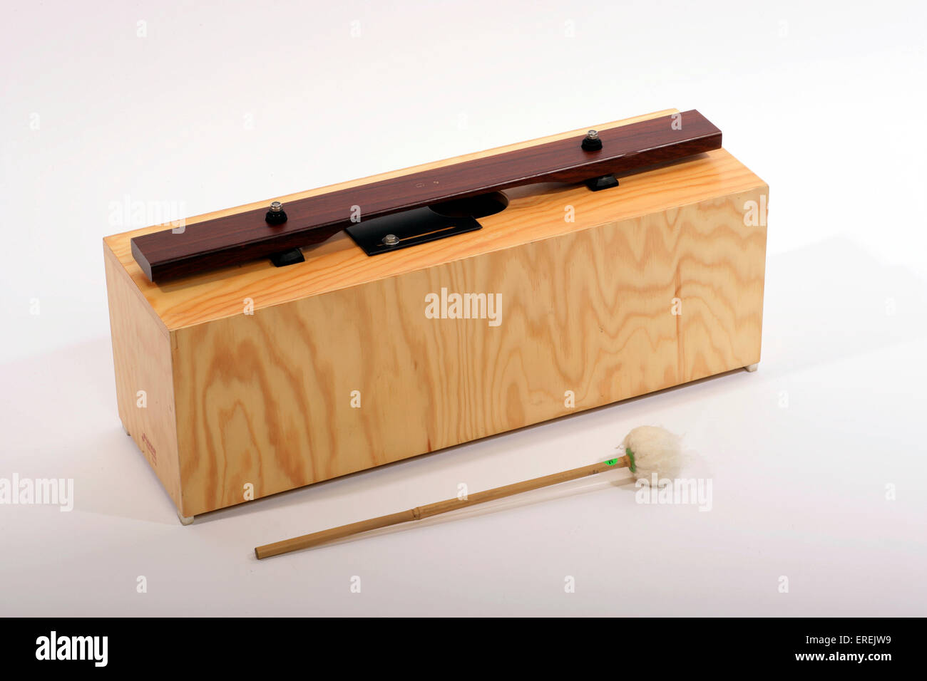Madera de gran Bass bar con caja de resonancia, instrumento de percusión de  la escuela. Nota marimba hecha de palo de rosa Fotografía de stock - Alamy