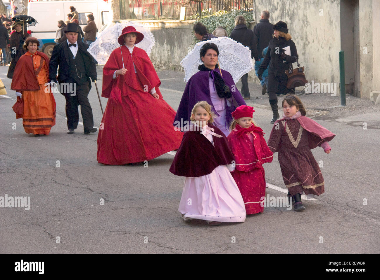 La gente en la época victoriana en trajes tomando parte en un desfile del Día de San Valentín en la aldea de Roquemaure, en el sur de Francia. Foto de stock