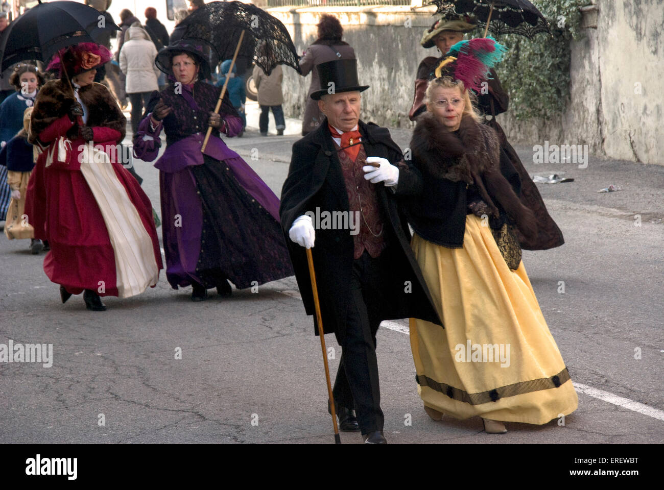La gente en la época victoriana en trajes tomando parte en un desfile del Día de San Valentín en la aldea de Roquemaure, en el sur de Francia. Foto de stock