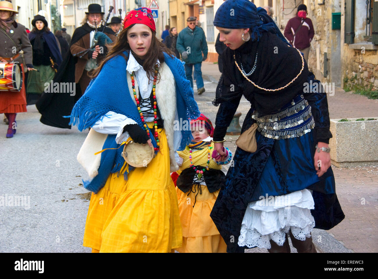 Gypsy costumes fotografías e imágenes de alta resolución - Alamy
