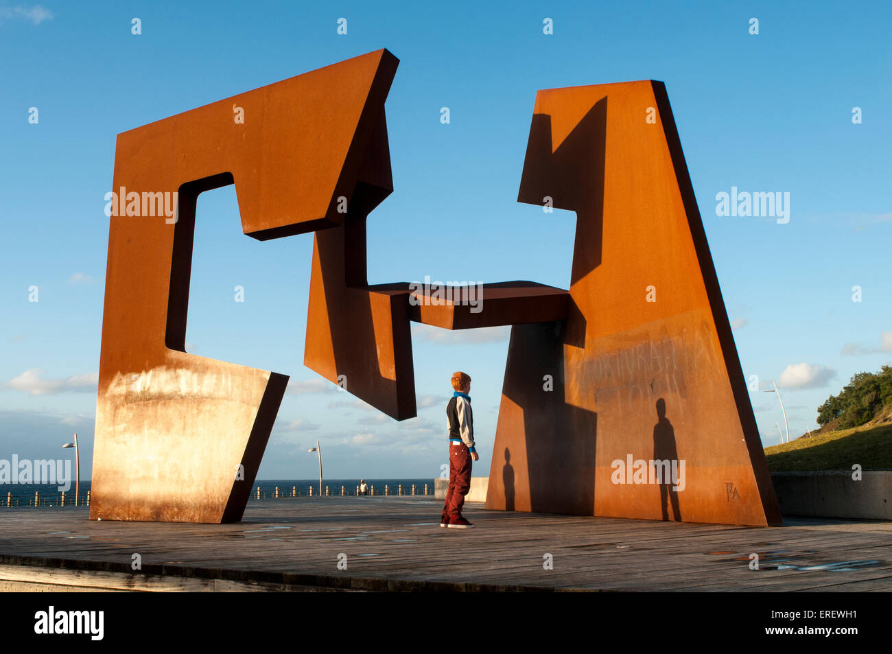 Edificio 'Vacío' la escultura de Jorge Oteiza en el Paseo Nuevo de San  Sebastián, España Fotografía de stock - Alamy