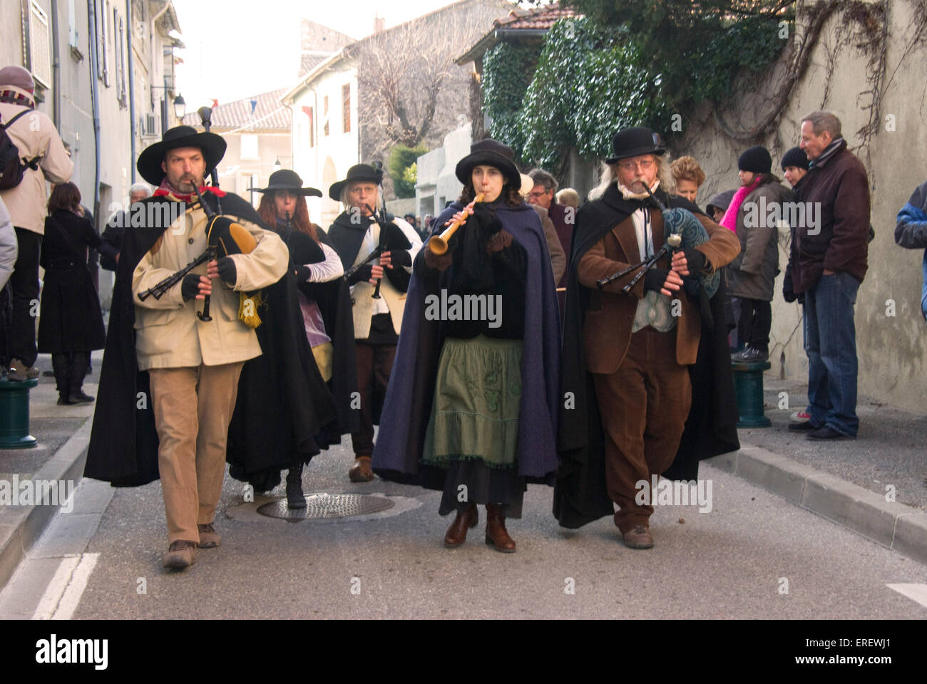Los músicos en viejos trajes tocando la gaita gallega y chirimía en las  calles de la aldea de Roquemaure, Sur Fotografía de stock - Alamy