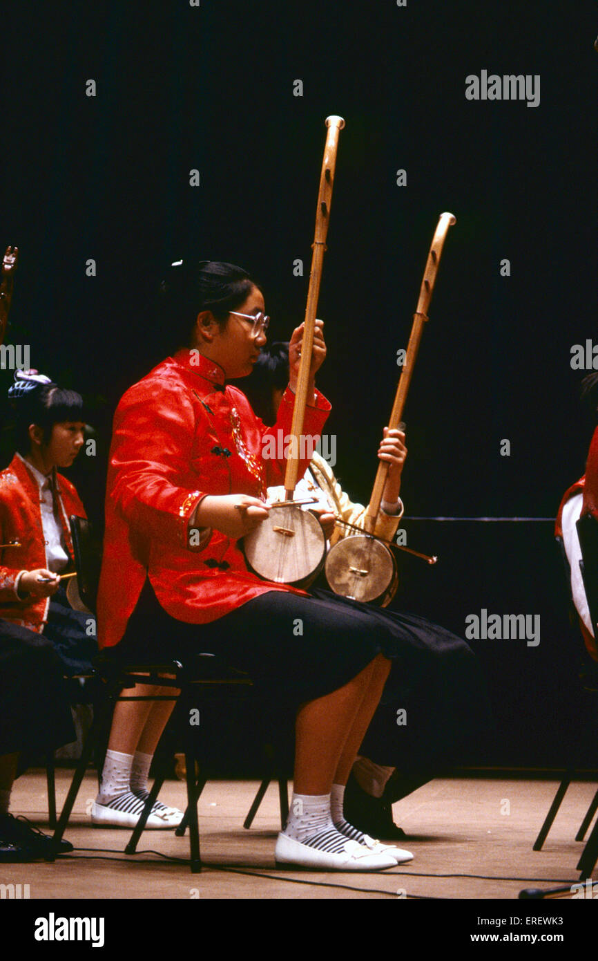 Chicas chinas tocando el erhu, una especie de dos cuerdas de violín. La soundbox para está cubierta con piel de serpiente. Foto de stock