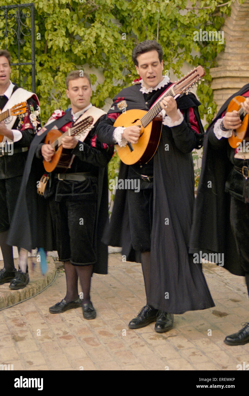 gesto Logro Guijarro Dos miembros de una rondalla ensemble español jugando las laudes. El laúd  es un instrumento de 12 cuerdas pinzadas con un cuello corto. El Fotografía  de stock - Alamy