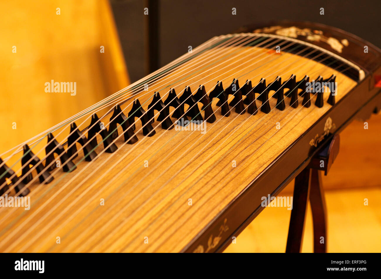 Zheng, Guzheng o Gu Zheng - Chino cítara, instrumento tradicional  Fotografía de stock - Alamy