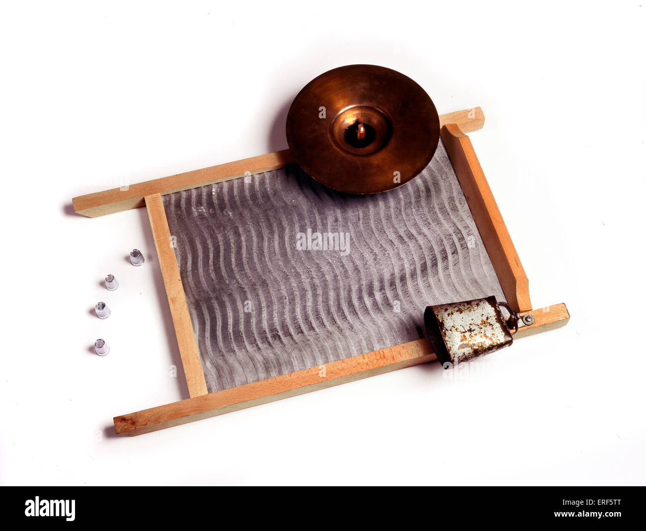 Tabla de lavar de percusión fotografías e imágenes de alta resolución -  Alamy
