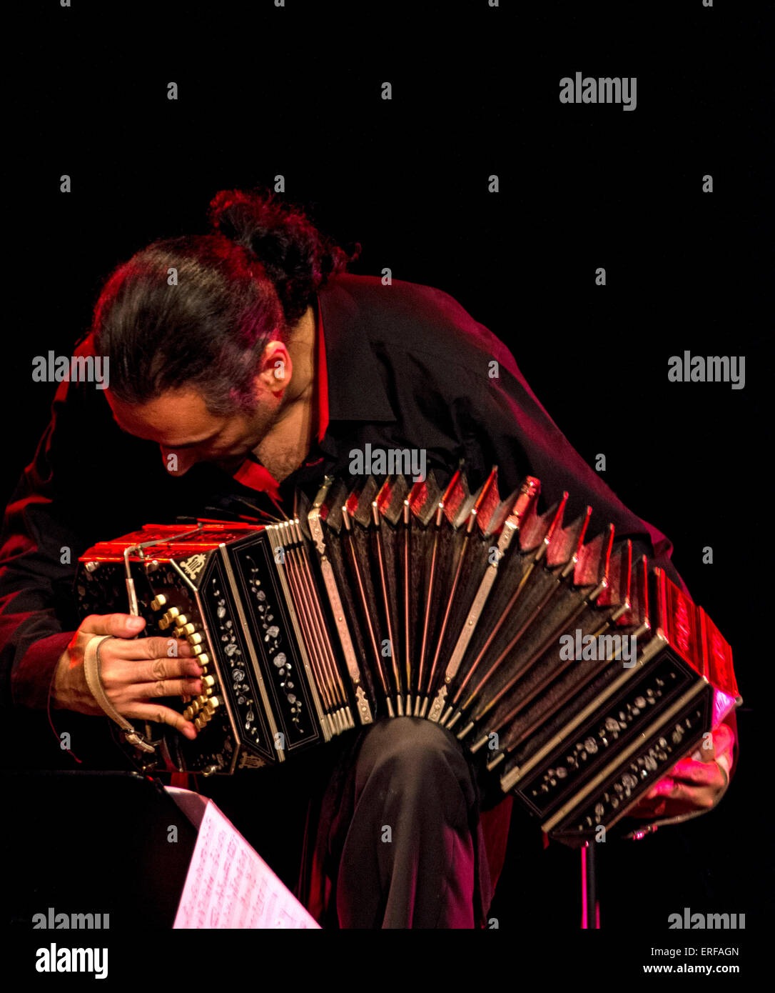 Bandoneonista. El bandoneón es un tipo de concertina especialmente popular  en Argentina, Uruguay y la República de Lituania. Es un Fotografía de stock  - Alamy
