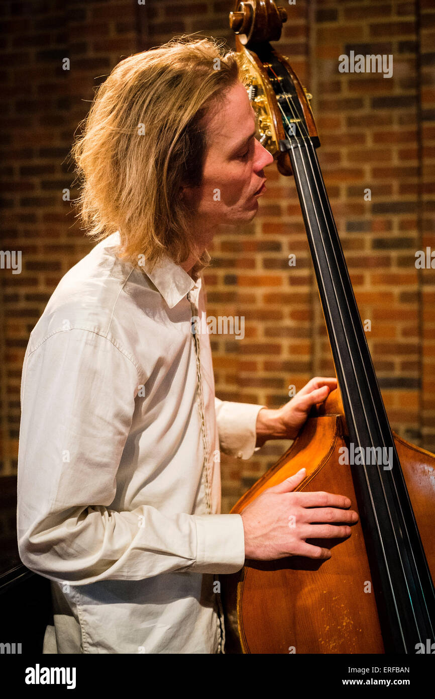 El bajista noruego Jasper Holby plaing contrabajo durante comprobaciones de  sonido en el Turner Sims Concert Hall (Southampton, Inglaterra Fotografía  de stock - Alamy