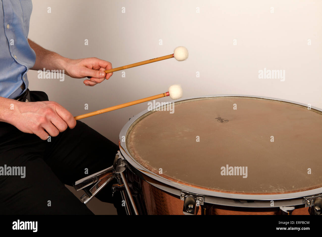 Timbales jugador jugando en el área de juego correcto de un tambor de  cabeza de ternero para producir la mejor calidad de sonido Fotografía de  stock - Alamy