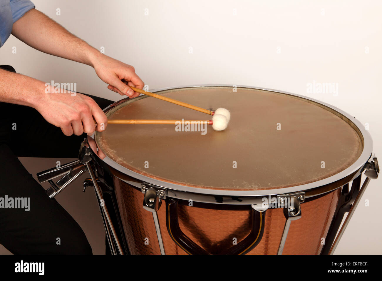 Timbales jugador jugando en el medio de un tambor de cabeza de ternero,  produciendo la peor calidad de sonido Fotografía de stock - Alamy