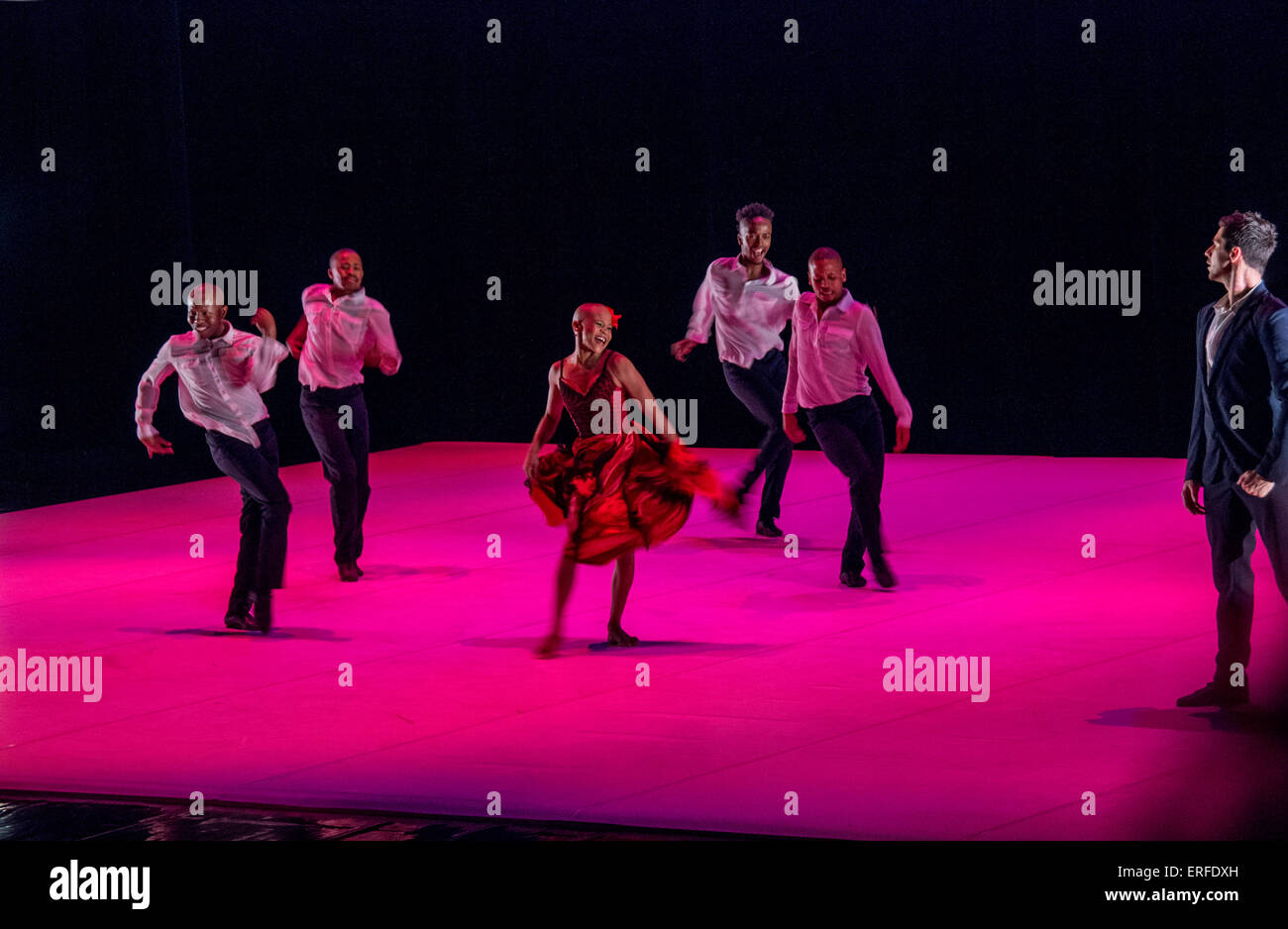 Dada Masilo bailarín sudafricano y la fábrica de baile en su muy personal versión de ballet de Carmen. Foto de stock