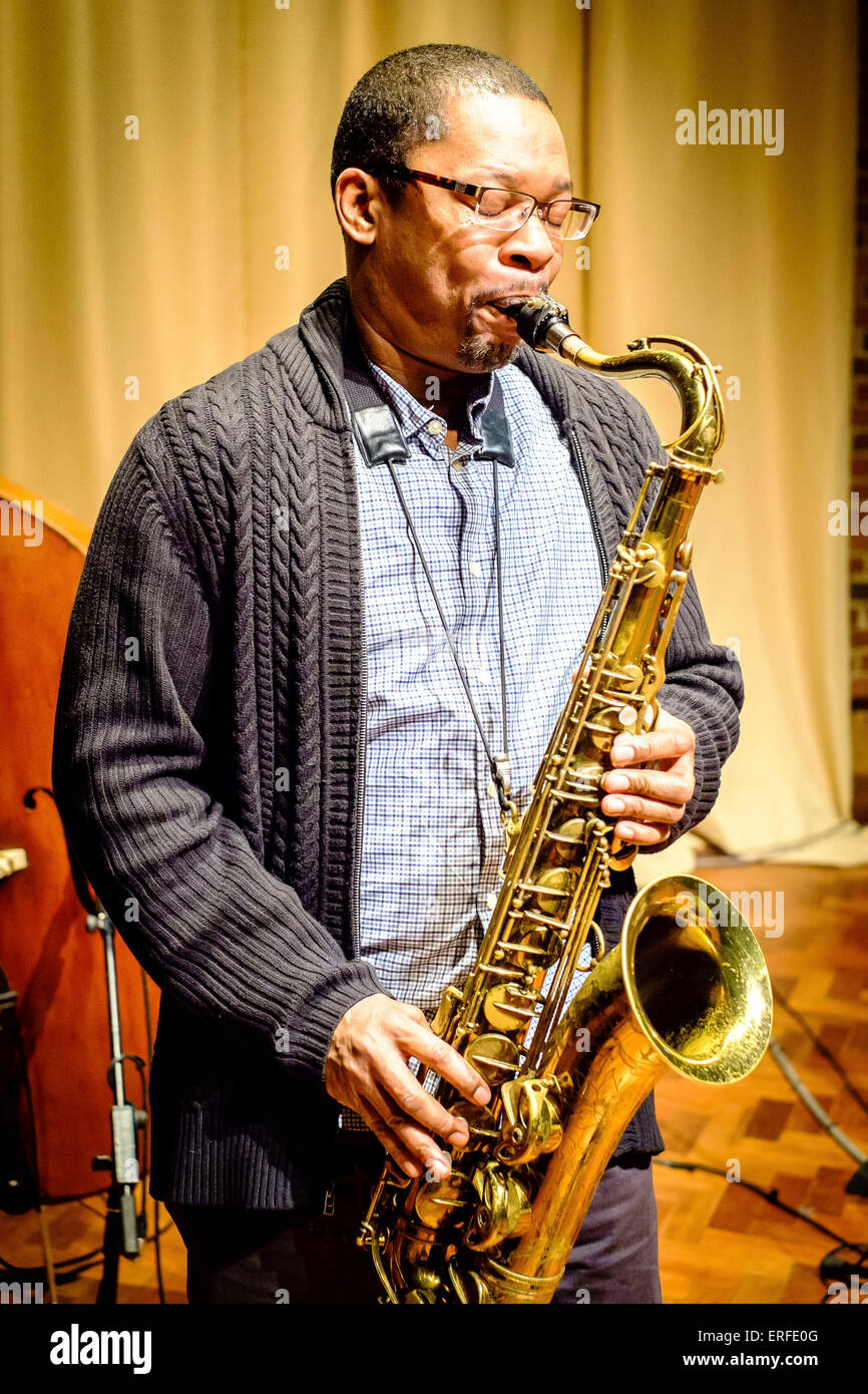 Ravi Coltrane Hijo De John Coltrane Jugando El Tenor Durante Comprobaciones De Sonido En El Turner Sims Concert Hall En Southampton Inglaterra Fotografia De Stock Alamy Ravi Coltrane Hijo De John Coltrane Jugando El Tenor Durante Comprobaciones De Sonido En El Turner Sims Concert Hall En Southampton Inglaterra Fotografia De Stock Alamy