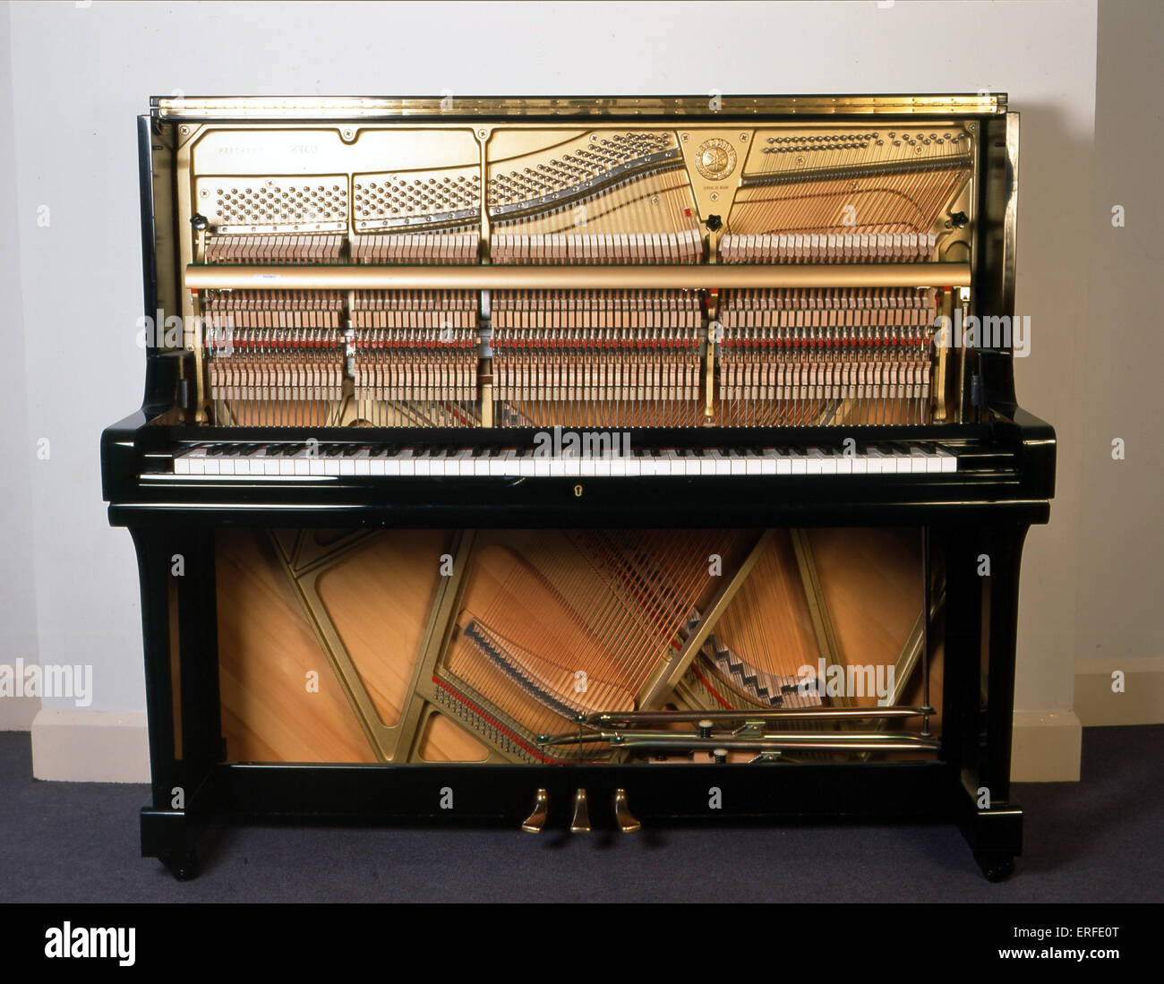 INSTR - Teclado - Piano - Piano vertical Yamaha vertical. Todo el piano,  mostrando el mecanismo interior Fotografía de stock - Alamy