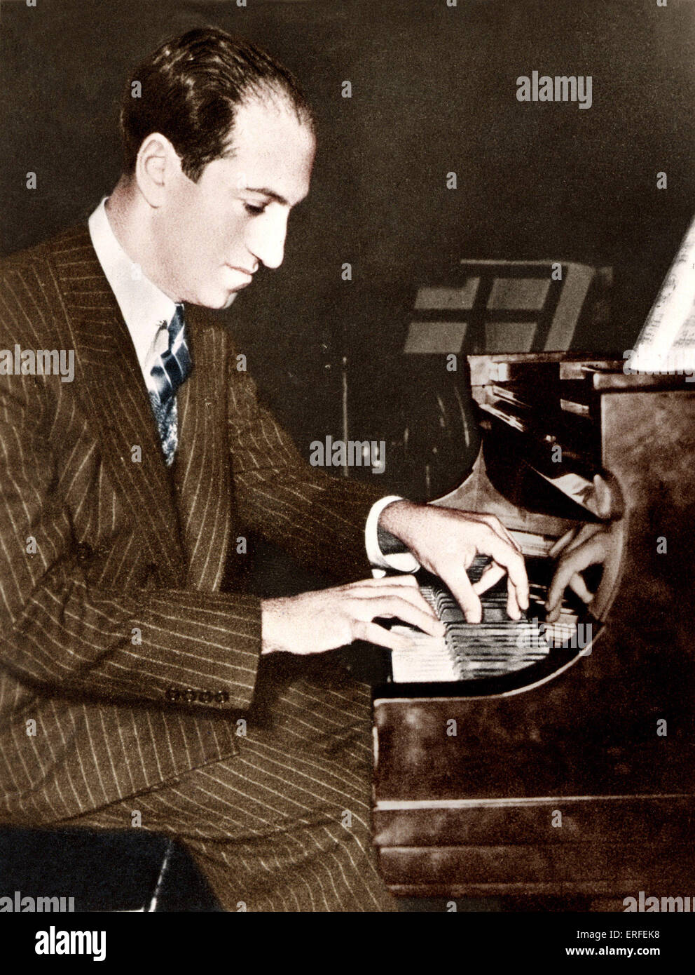 George Gershwin al piano. El compositor y pianista estadounidense; 1898-1937 Foto de stock