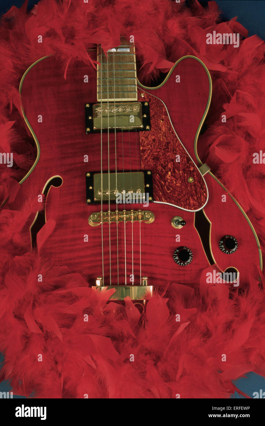 Guitarra eléctrica (semi-acústica) por Tanglewood, con boa de plumas  Fotografía de stock - Alamy